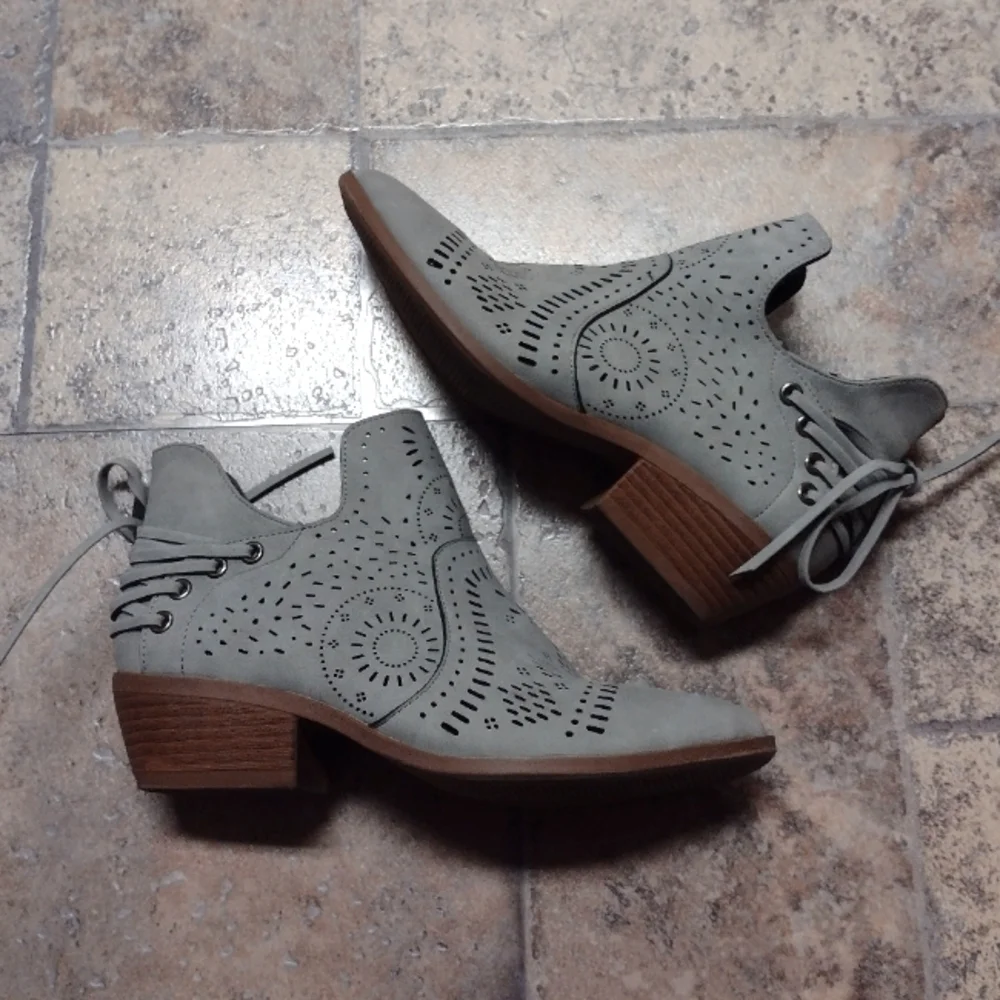 Perforated ankle bootie size 7